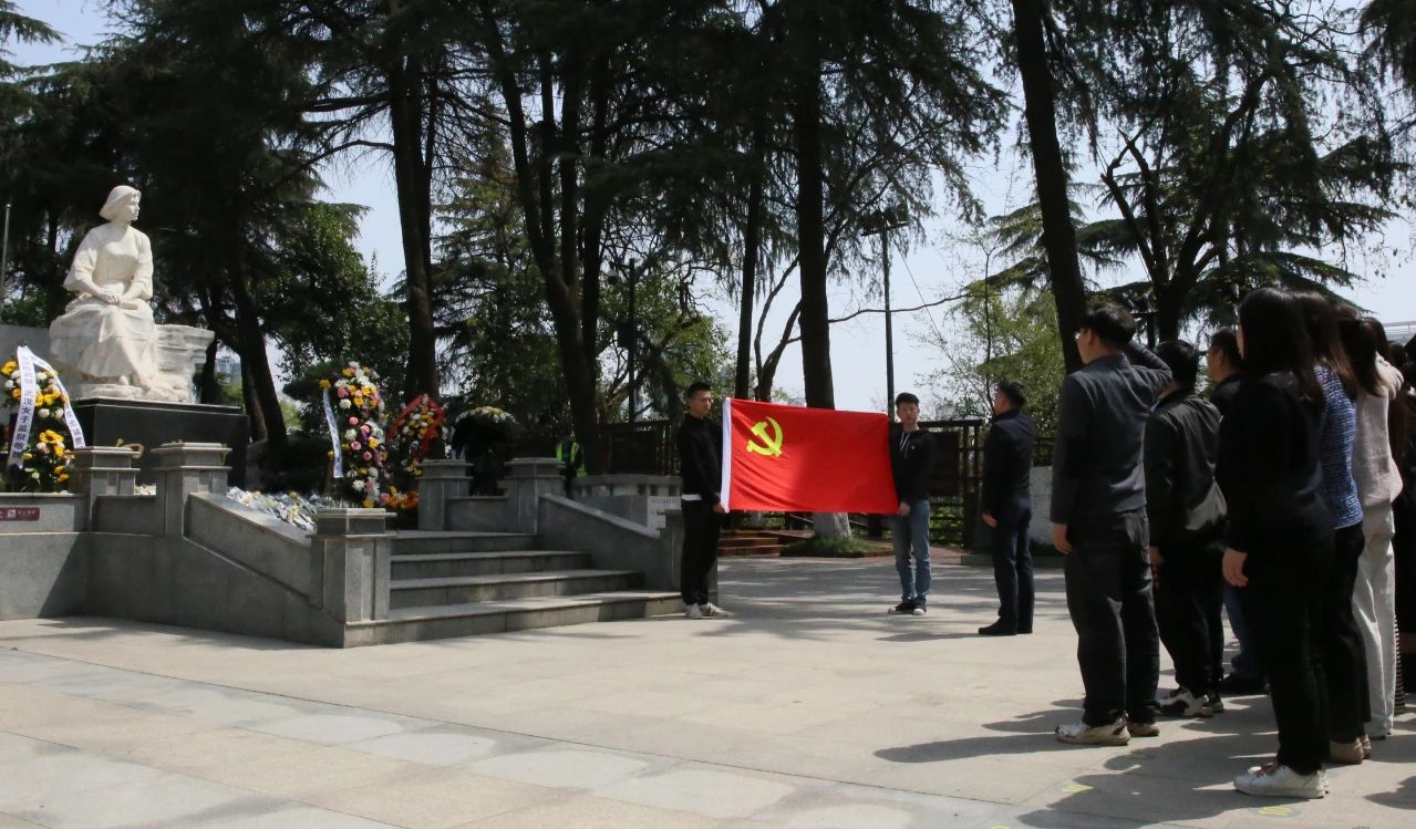 缅怀革命先烈 赓续红色精神丨bifa必发88集团党委组织开展清明祭扫主题活动